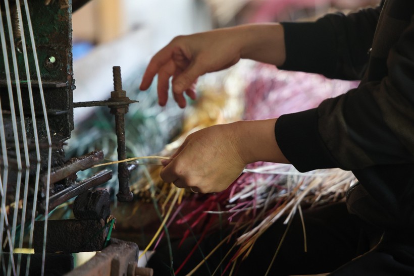 Theo Địa chí Quảng Ngãi, từ thế kỷ XV nghề dệt chiếu đã đi theo những người nông dân Thanh Hóa vào vùng đất xứ Quảng và sau đó hình thành làng sản xuất hàng hóa đáp ứng nhu cầu tiêu dùng.