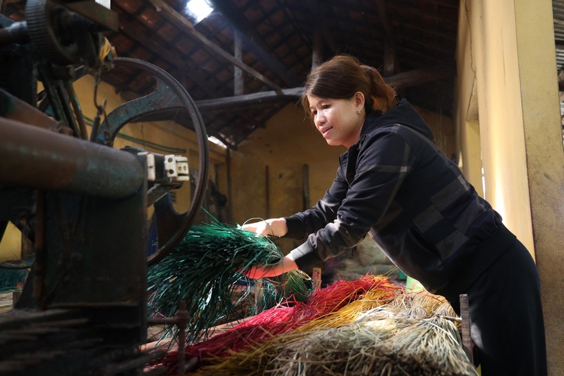 Làng nghề dệt chiếu Thu Xà (xã Nghĩa Hòa, huyện Tư Nghĩa) là một trong những làng nghề chiếu đầu tiên ở Quảng Ngãi. Các làng nghề dệt chiếu xưa thường nằm ở vùng ven biển, do nơi đây trồng được nguyên liệu cho nghề, đó là cây cói (lác).
