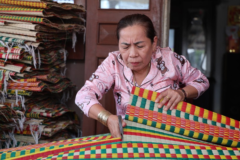 Bà Trần Thị Lợi (62 tuổi) là đời thứ 5 của gia đình gắn với nghề dệt chiếu. Theo bà, nghề này lắm công phu nhưng thu nhập lại không cao. Dẫu vậy, bà vẫn quyết tâm giữ gìn nghề truyền thống của tổ tiên để lại.