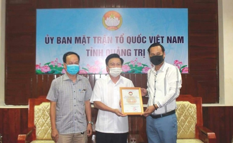 Đại diện của nghệ sĩ Hoài Linh trao lại số tiền từ thiện để hỗ trợ người dân Quảng Trị bị ảnh hưởng do lũ lụt.