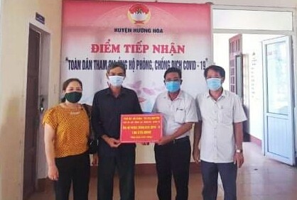 Đại diện UBMTTQ Việt Nam huyện Hướng Hóa tiếp nhận số tiền ủng hộ chống dịch 100 triệu đồng từ vợ chồng ông Khoa