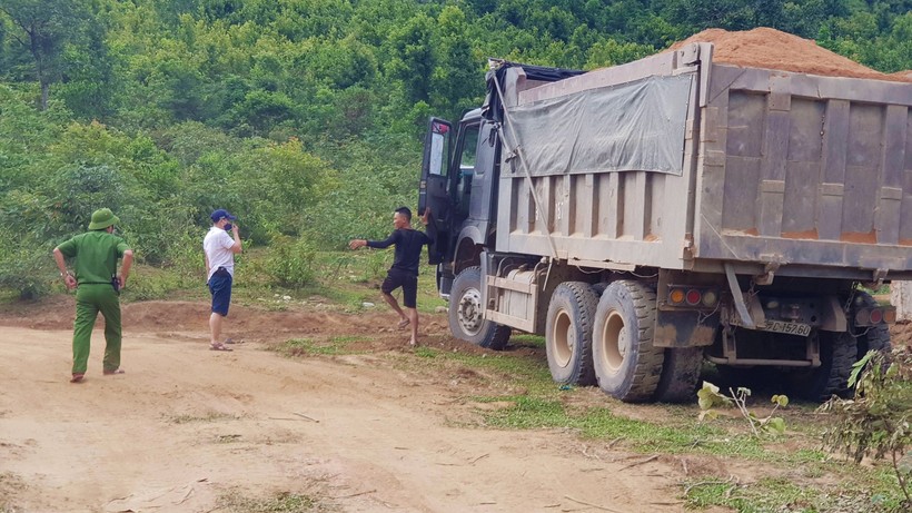 Lực lượng chức năng vây bắt các xe tải chở cát lậu