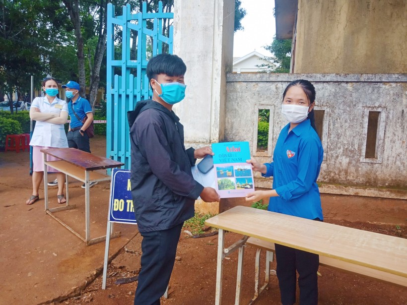 Các em học sinh miền núi Quảng Trị vui mừng khi nhận được các trang thiết bị dự thi do nhà trường hỗ trợ