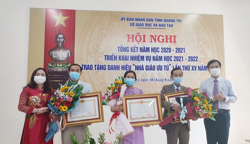 Thừa ủy quyền của Chủ tịch nước, lãnh đạo Quảng Trị trao tặng danh hiệu “Nhà giáo ưu tú” cho 3 giáo viên trên địa bàn