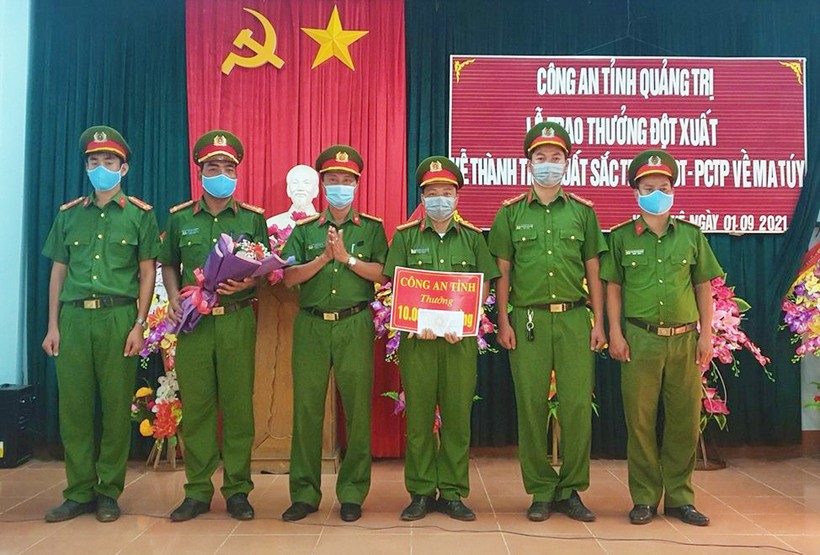 Đại tá Trần Xuân Vĩnh - Phó Giám đốc Công an tỉnh Quảng Trị biểu dương, trao thưởng nóng 10 triệu đồng đến Công an xã Vĩnh Khê.