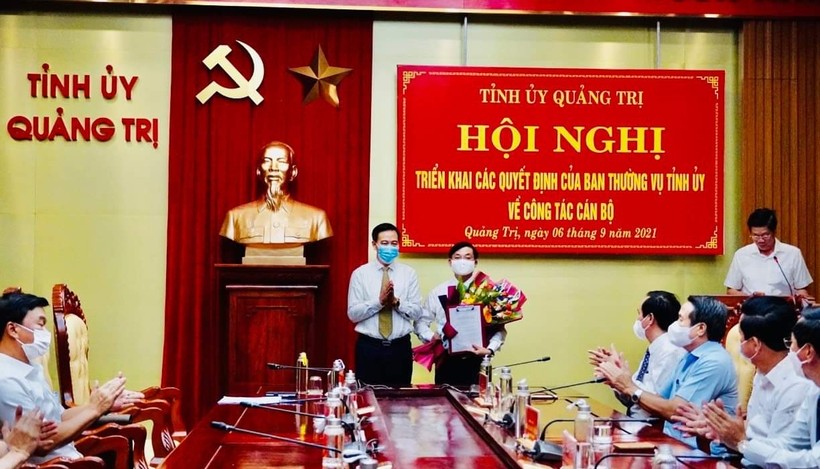 Lãnh đạo tỉnh Quảng Trị trao quyết định bổ nhiệm cho ông Đỗ Văn Bình - tân Bí thư huyện Cam Lộ.