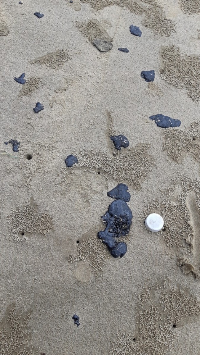 Hơn 20km bờ biển tại Quảng Trị  xuất hiện dầu vón cục dạt vào