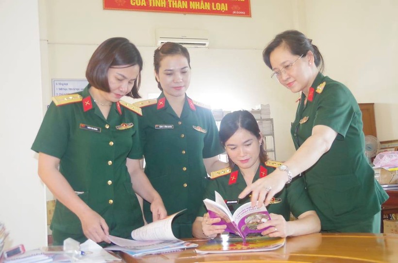 Về đơn vị mới công tác, chị Nhung luôn được các cán bộ, chiến sĩ trong Bộ chỉ huy quân sự tỉnh Hà Tĩnh quan tâm, yêu thương.