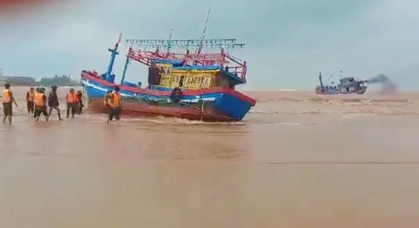 Các chiến sĩ Biên phòng Quảng Trị đã đưa tàu gặp nạn vào bờ an toàn.