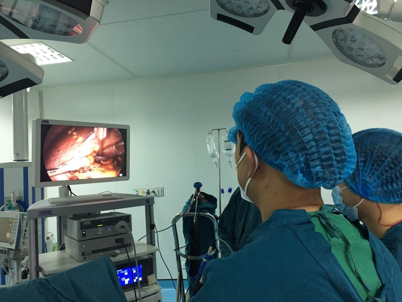 Các y bác sĩ Bệnh viện Đa khoa tỉnh Quảng Trị thực hiện ca mổ nội soi cho bệnh nhân mắc ung thư gan