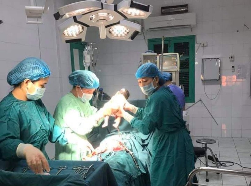 Các y bác sĩ của Trung tâm Y tế huyện Hướng Hoá phẫu thuậy mổ đẻ cho sản phụ R (Ảnh: TTYT huyện Hướng Hóa).
