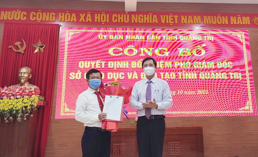 Phó Chủ tịch UBND tỉnh Quảng Trị Hoàng Nam trao quyết định, tặng hoa chúc mừng tân Phó Giám đốc Sở GD&ĐT