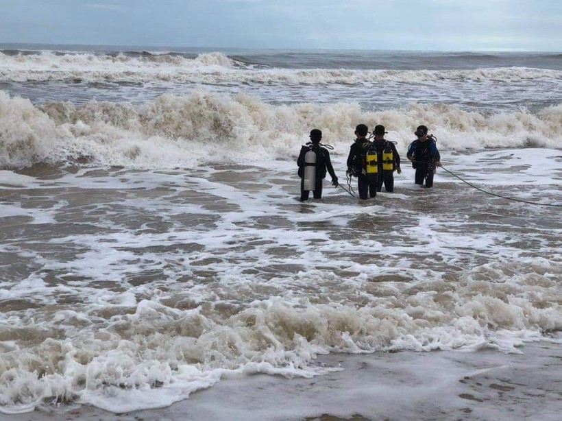 Do biển động, sóng to nên công tác tìm kiếm nạn nhân gặp nhiều khó khăn