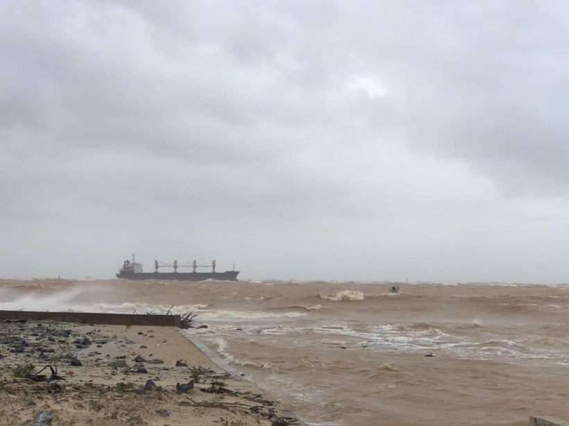 Tàu vận tải Glory Fiture cùng 20 thuyền viên đang bị mắc cạn tại vùng biển Quảng Trị trong thời tiết mưa to gió lớn.