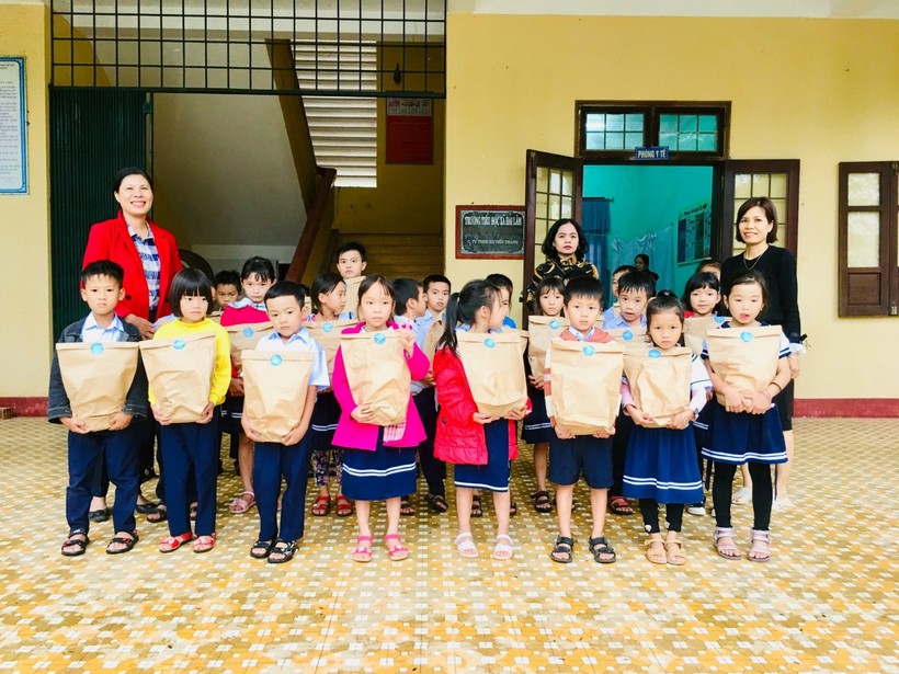 Học sinh ở một điểm trường của Quảng Trị nhận quà hỗ trợ từ các tổ chức thiện nguyện (ảnh minh hoạ)