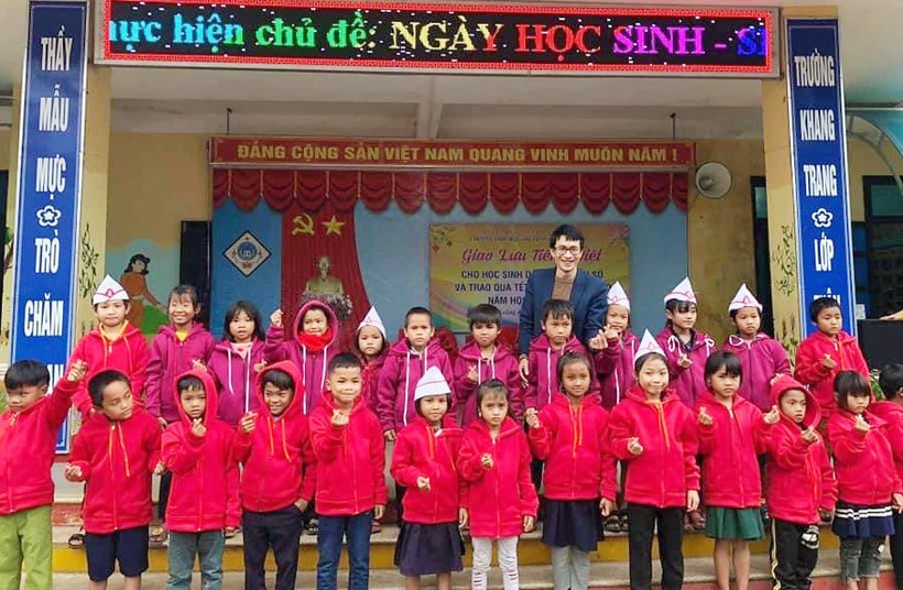 Cứ vào năm học mới, thầy Bách lại kết nối với các tổ chức trao áo ấm cho các em học sinh ở các điểm trường vùng cao Đakrông