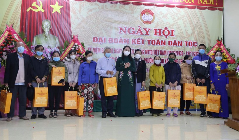 Phó Chủ tịch nước Võ Thị Ánh Xuân trao tặng các suất quà cho người dân có hoàn cảnh khó khăn tại Quảng Trị