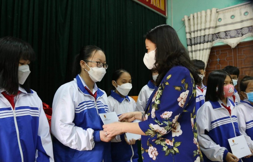 Phó Chủ tịch nước Võ Thị Ánh Xuân trao các suất quà cho học sinh khó khăn của Trường THCS Thành Cổ