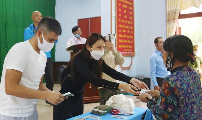 Ca sỹ Thủy Tiên trao tiền hỗ trợ người dân huyện Hải Lăng bị ảnh hưởng bởi lũ lụt vào cuối năm 2020. (Ảnh: MXH).