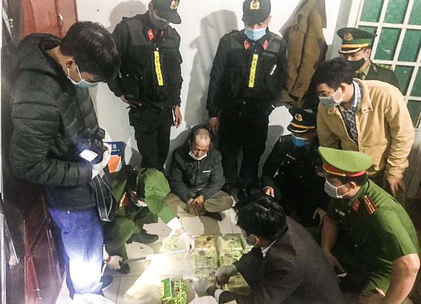 Lực lượng chức năng tổ chức khám xét nơi trọ của đối tượng Trần Xuân Tâm vào đêm 2/12. 