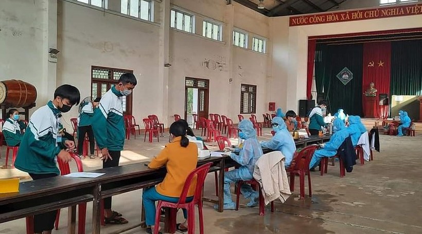Học sinh tại một điểm trường THPT ở Quảng Trị khám sàng lọc trước khi tiêm vắc xin Covid-19.