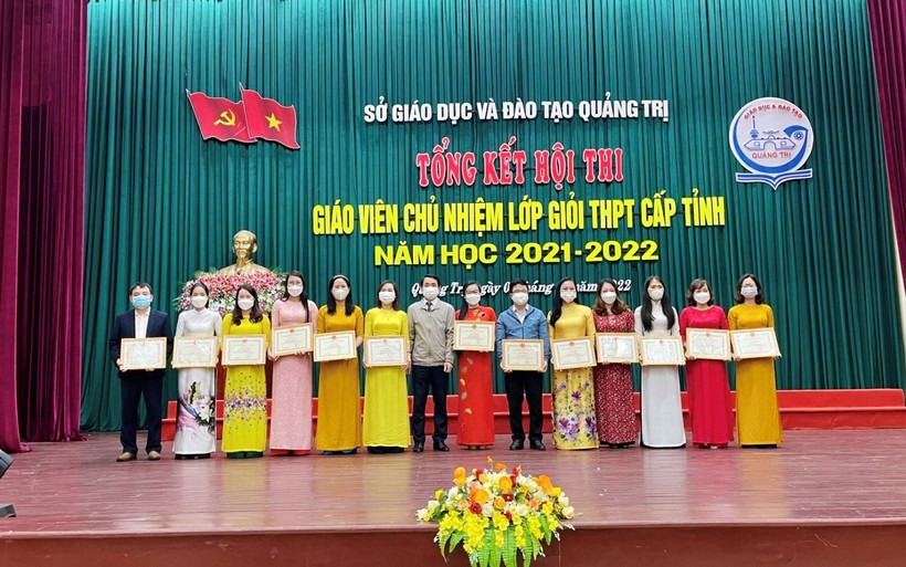 Sở GD&ĐT Quảng Trị trao tặng giấy khen cho các giáo viên xuất sắc nhất hội thi.