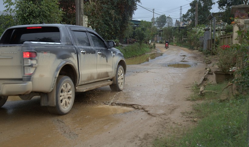 Một tuyến đường ở huyện Hướng Hóa bị hư hỏng nặng sau khi được trưng dụng phục vụ xe vận chuyển các thiết bị cho dự án điện gió.