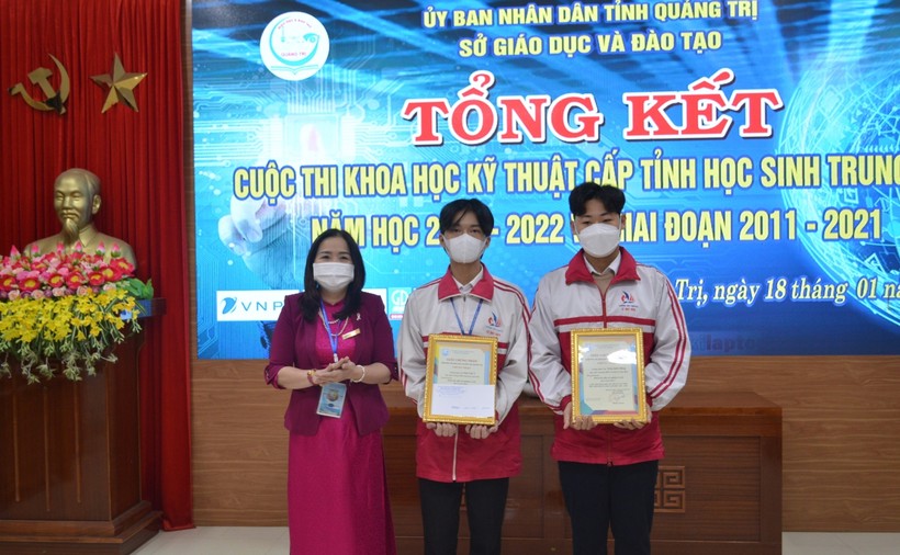 Tiến sĩ Lê Thị Hương - Giám đốc Sở GD&ĐT Quảng Trị trao giải Nhất cho dự án "Robot lấy mẫu xét nghiệm Covid-19" của nhóm học sinh đến từ Trường THPT chuyên Lê Qúy Đôn