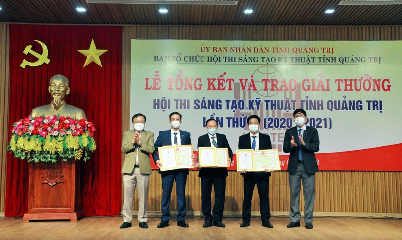 Ban tổ chức trao giải Nhất cho nhóm tác giả đến từ Công ty Điện lực Quảng Trị (ảnh: QH)