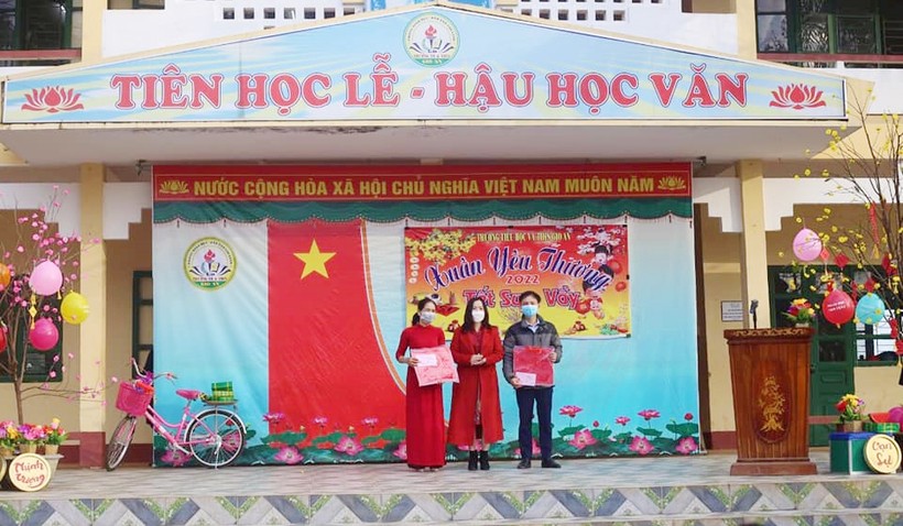 Bà Lê Thị Hương - Giám đốc Sở GD&ĐT Quảng Trị tặng quà cho các giáo viên trường TH&THCS Gio An, huyện Gio Linh.