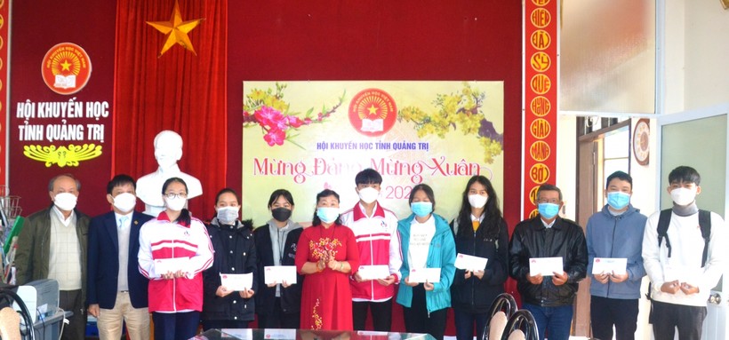 Lãnh đạo Hội Khuyến học tỉnh Quảng Trị trao học bổng SEEDS và hỗ trợ kinh phí cho học sinh khó khăn.
