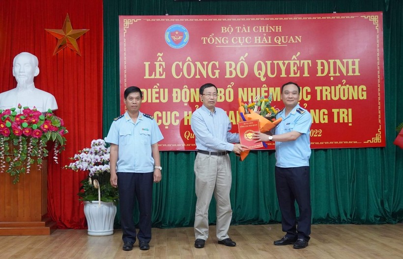 Ông Nguyễn Văn Cẩn - Tổng Cục trưởng Tổng Cục Hải quan trao quyết định và tặng hoa chúc mừng tân Cục trưởng Cục Hải Quan tỉnh Quảng Trị Trần Mạnh Cường.