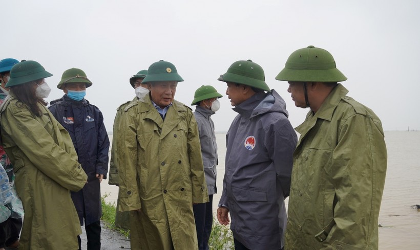 Ông Trần Quang Hoài - Tổng Cục trưởng Tổng Cục phòng chống thiên tai (thứ 2 từ phải sang) kiểm tra, chỉ đạo công tác khắc phục hậu quả của đợt mưa lũ tại huyện Hải Lăng, tỉnh Quảng Trị trong ngày 3/4.