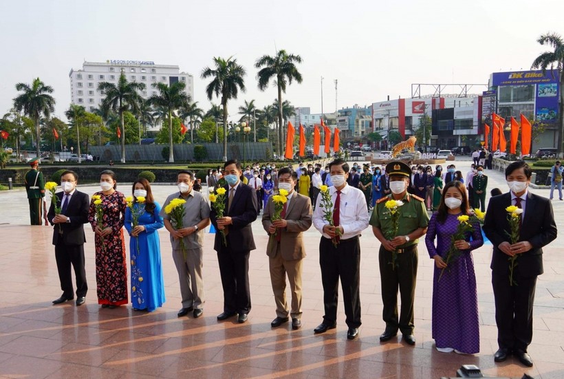Lãnh đạo tỉnh Quảng Trị dâng hoa tại Tượng đài Tổng Bí thư Lê Duẩn.