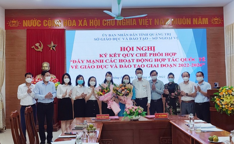Giám đốc Sở GD&ĐT Quảng Trị Lê Thị Hương và Giám đốc Sở Ngoại vụ Quảng Trị Nguyễn Triều Thương tặng hoa chúc mừng sự ký kết phối hợp giữa 2 đơn vị.