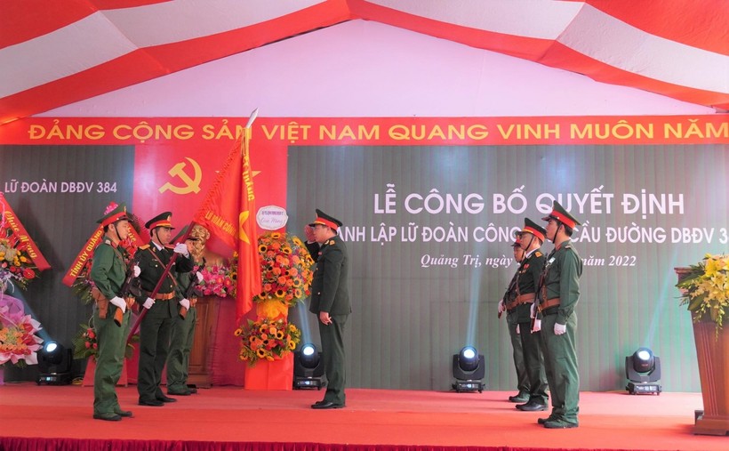 Tư lệnh Binh đoàn 12, Đại tá Nguyễn Hữu Ngọc trao Quân kỳ Quyết thắng cho Lữ đoàn.