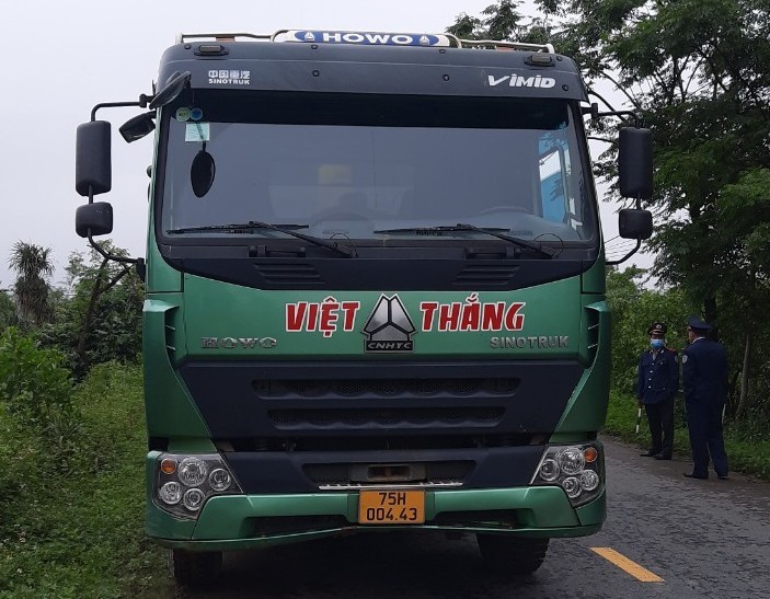 Xe ôtô tải của Công ty TNHH MTV Việt Thắng 1-5 chở quá tải trọng.