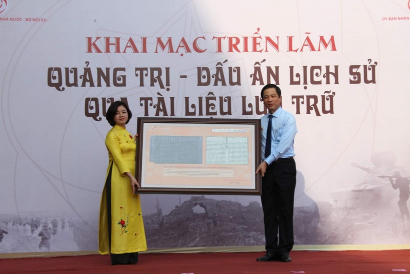 Đại diện Cục Văn thư và Lưu trữ Nhà nước trao tặng UBND tỉnh Quảng Trị Mộc bản Triểu Nguyễn khắc về việc Vua Minh Mạng cho đặt tên tỉnh Quảng Trị vào năm Tân Mão 1831.