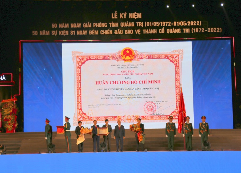 Chủ tịch nước Nguyễn Xuân Phúc trao tặng Huân chương Hồ Chí Minh cho Đảng bộ, chính quyền và Nhân dân tỉnh Quảng Trị.