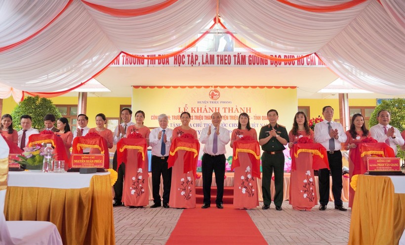 Chủ tịch nước Nguyễn Xuân Phúc cắt băng khánh thành công trình Trường THCS Triệu Thành.