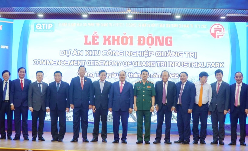 Chủ tịch nước Nguyễn Xuân Phúc cùng đoàn công tác Trung ương chụp ảnh lưu niệm với lãnh đạo tỉnh Quảng Trị.