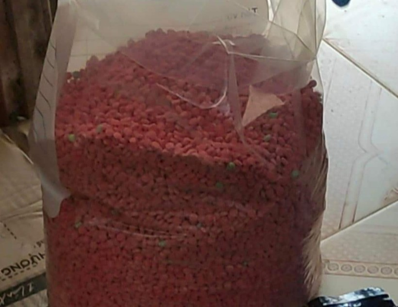 Túi nilon chứa ma túy được phát hiện trên Quốc lộ 9 (ảnh: CAQT). 