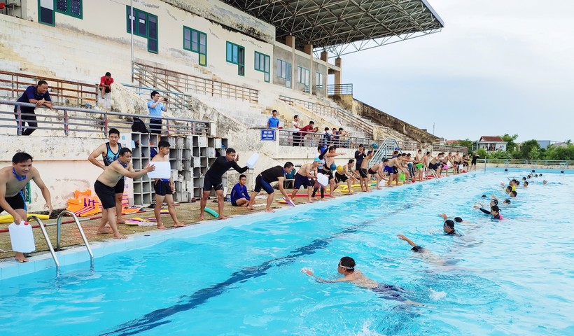 Các học viên thực hành tại bể bơi tổng hợp tỉnh Quảng Trị trong sáng 13/5.