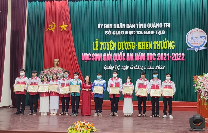 TS. Lê Thị Hương – Giám đốc Sở GD&ĐT Quảng Trị trao Bằng khen của Bộ GD&ĐT cho 12 học sinh đoạt giải nhì và ba tại kỳ thi.