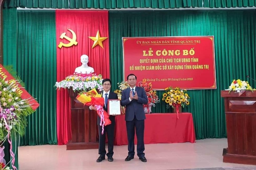 Ông Võ Văn Hưng - Chủ tịch UBND tỉnh Quảng Trị trao quyết định bổ nhiệm cho ông Nguyễn Thanh Hải.
