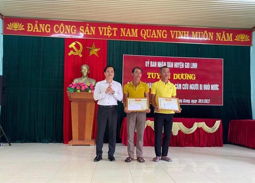Ông Dương Đức Hạnh - Phó Chủ tịch UBND huyện Gio Linh tặng giấy khen cho 2 ngư dân tại lễ tuyên dương.