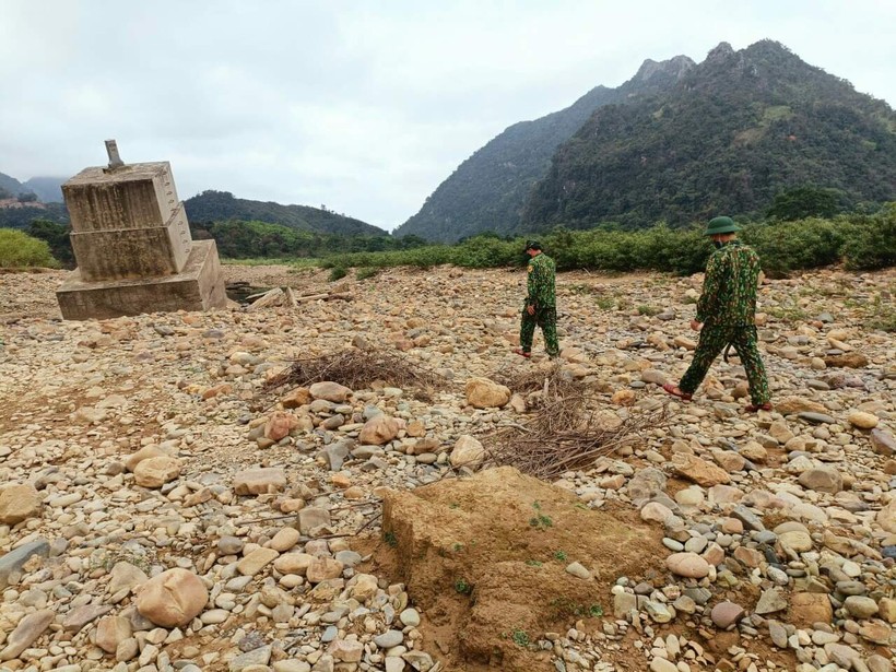 Mốc quốc giới 585 nằm cạnh sông Sê Băng Hiêng thuộc thôn Cù Bai, xã Hướng Lập bị dịch chuyển khỏi vị trí cũ 1,1m do mưa lũ.