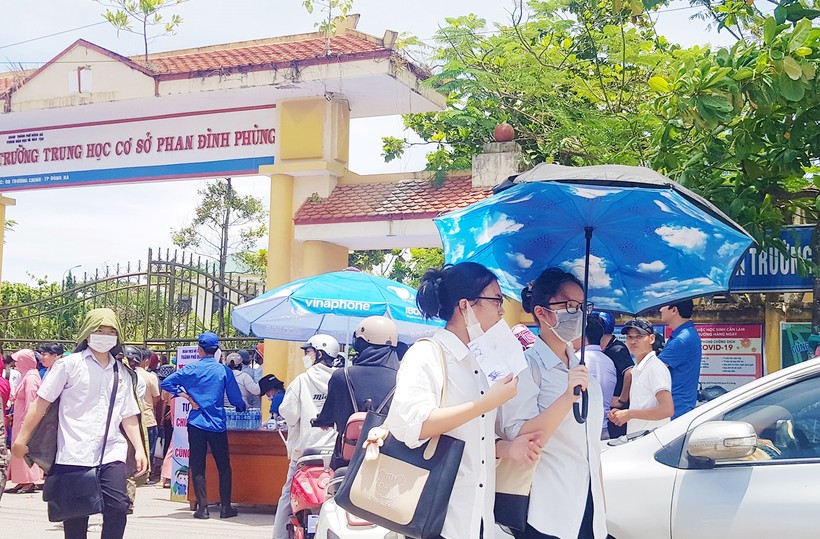 Thí sinh dự thi vào Trường THPT chuyên Lê Quý Đôn ở Điểm thi Trường THCS Phan Đình Phùng trong sáng 7/6.