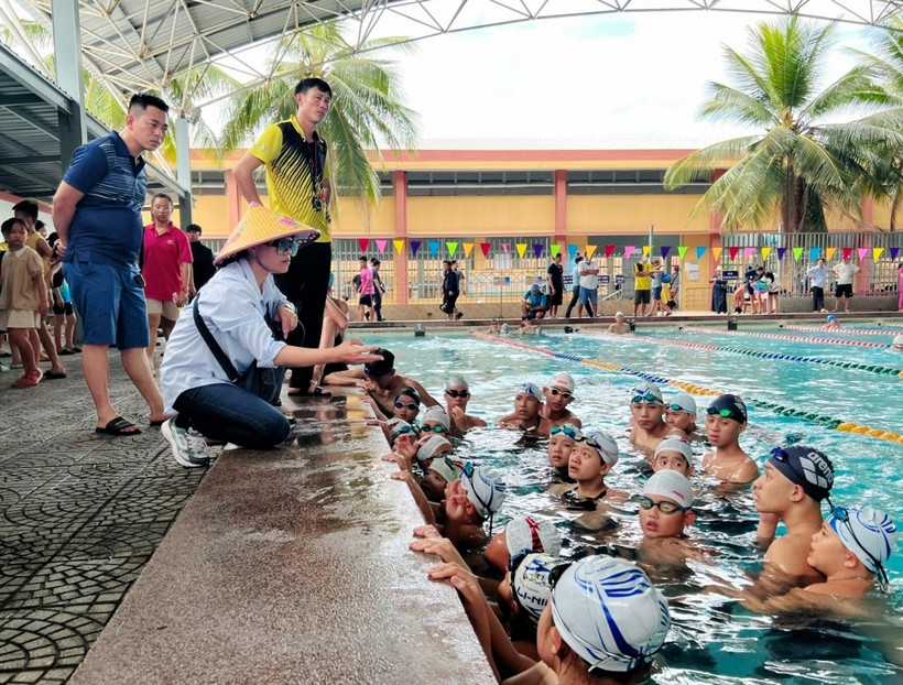 Các phụ huynh cần quan tâm, cho con em tham gia các lớp học bơi trong dịp nghỉ hè để được rèn luyện, hướng dẫn các kỹ năng bảo vệ bản thân trong môi trường nước.