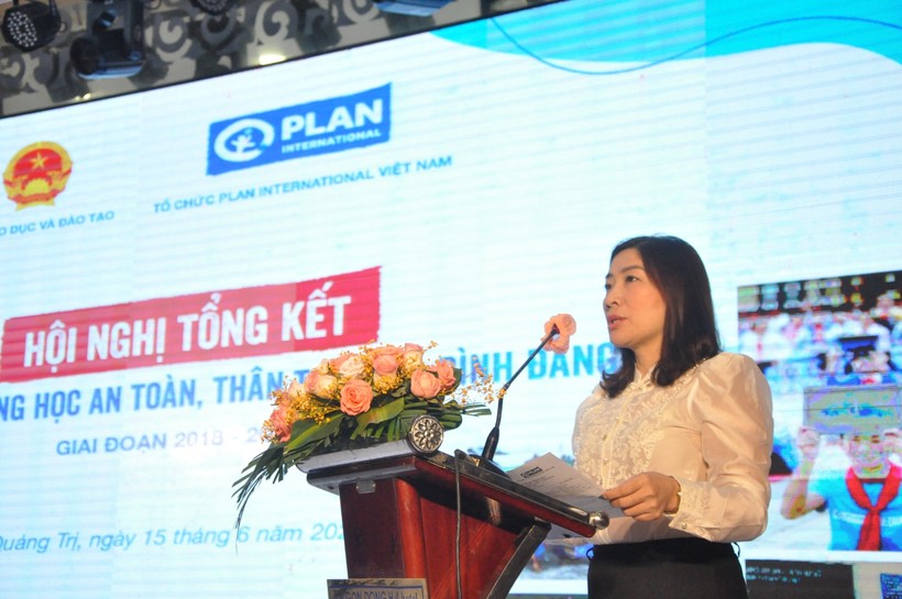 Bà Lê Thị Hằng - Phó Vụ trưởng Vụ Giáo dục Chính trị và Công tác học sinh sinh viên, Bộ GD&ĐT phát biểu tại hội nghị.